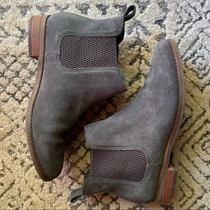 Tom’s gray suede boots